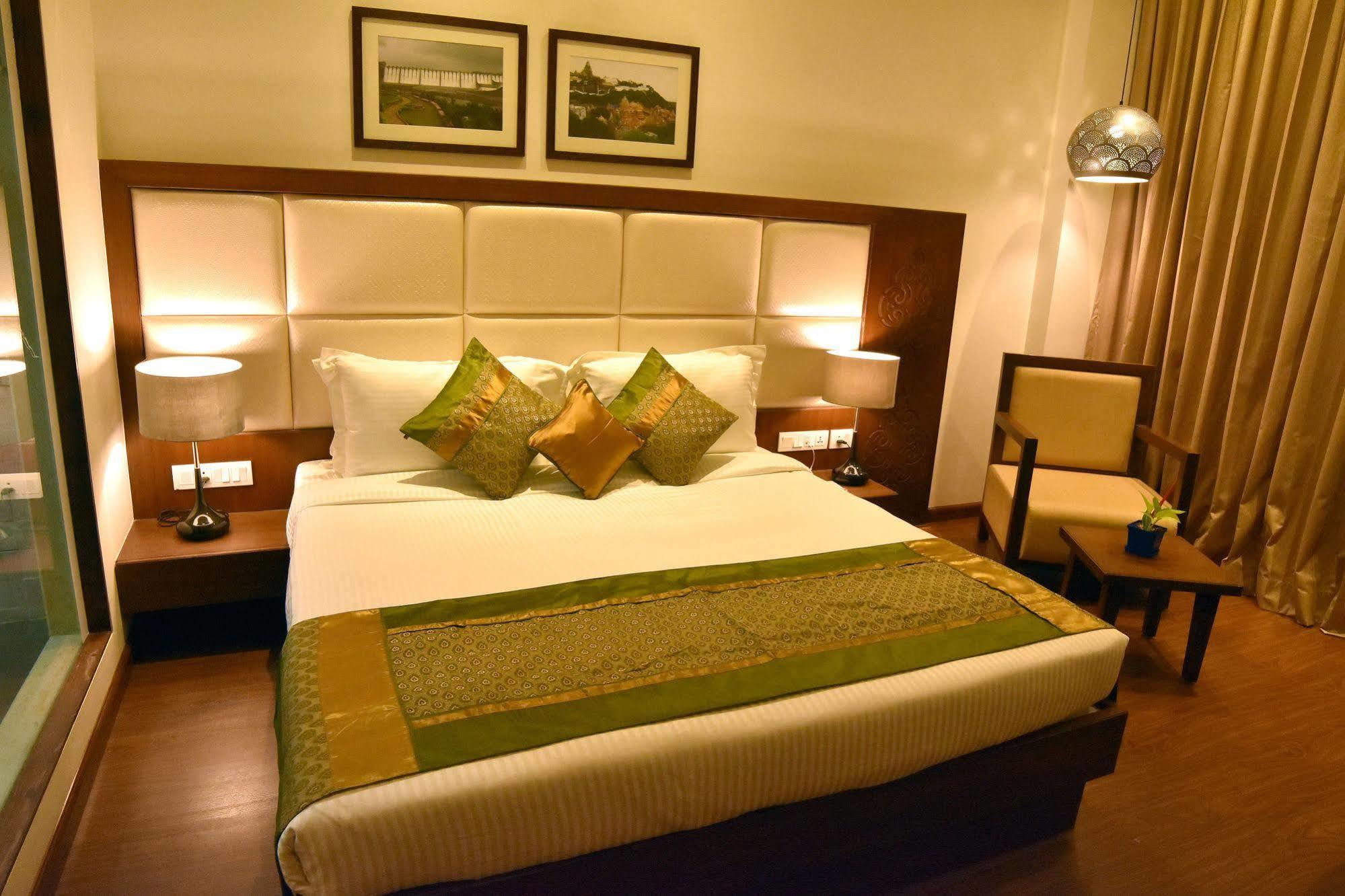 Comfort Inn Donil Vadodara Zewnętrze zdjęcie